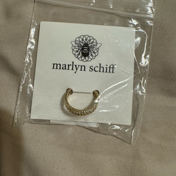 Elegant Gold-Tone Adjustable Ring - Picture 2 of 3